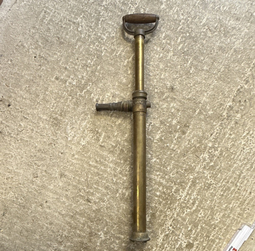 Antike handpumpe aus messing - aus,